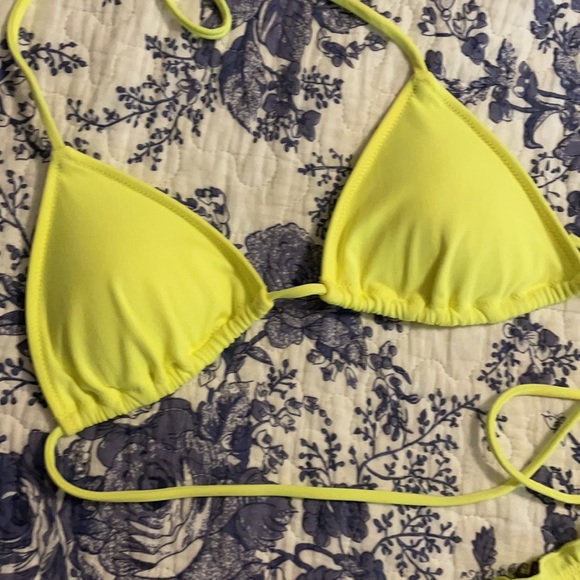 Neon Yellow VS Bikini 👙 - Picture 2 of 8